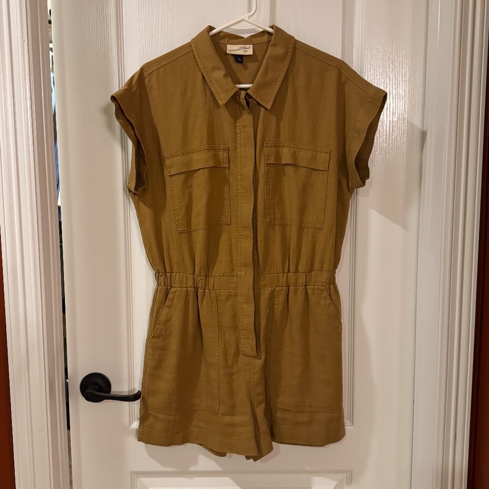 Universal Thread Women's Romper Jumpsuit Shorts Size 6 Beige Linen Blend